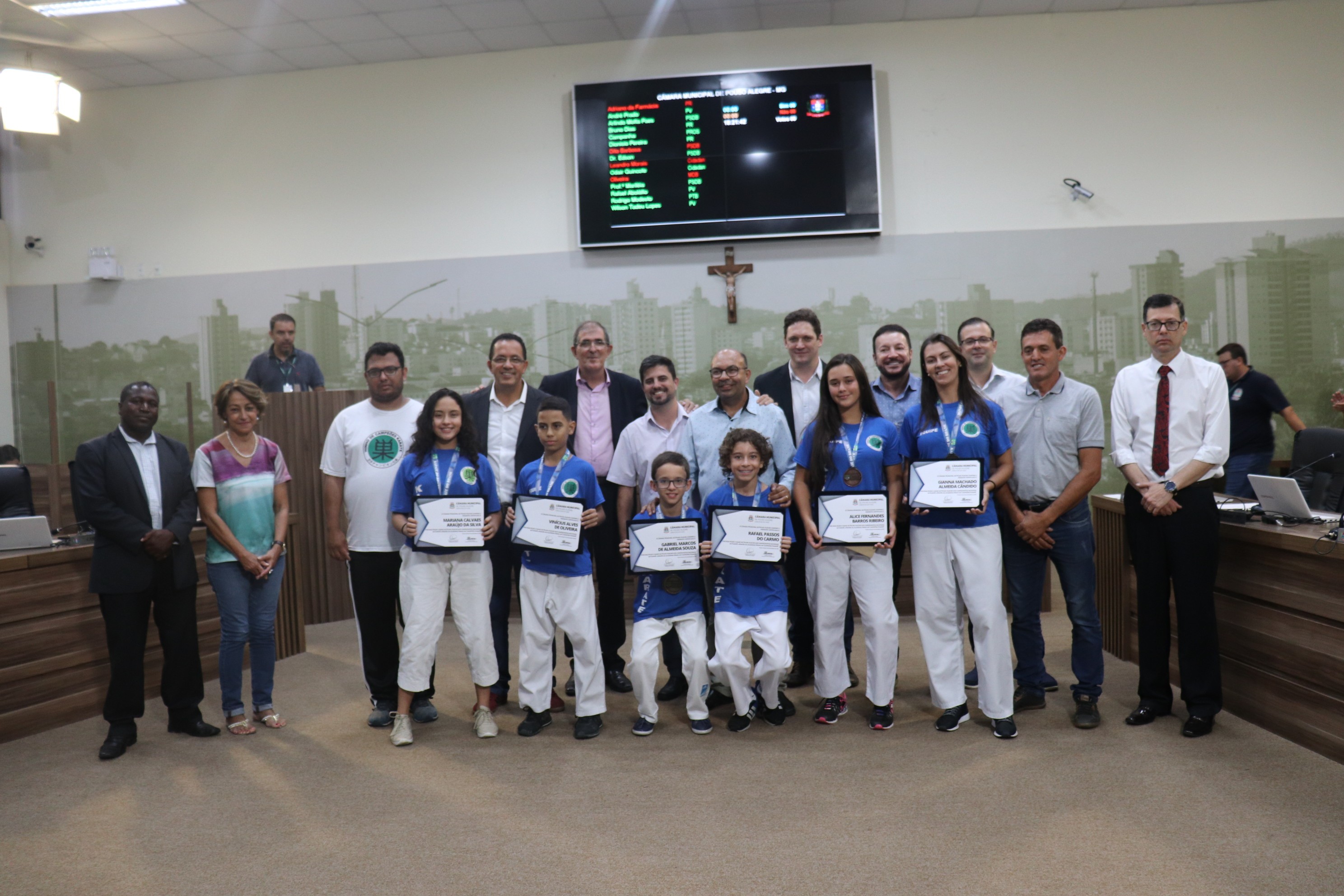 Imagem 1 da notícia: Vereador Dionísio Pereira rende homenagem a atletas de karatê